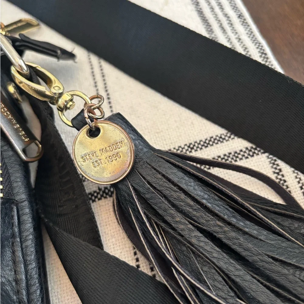 Steve Madden Black Stylish Messanger Crossbody Bag with wallet pouch - Picture 3 of 8